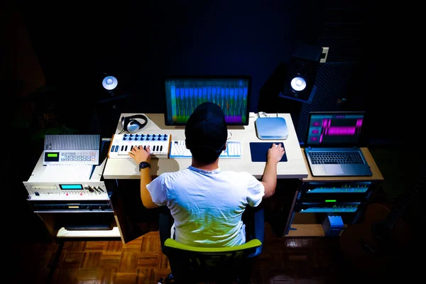 Espalda Macho Asiático Productor Arreglando Una Canción Casa Estudio Música — Foto de Stock