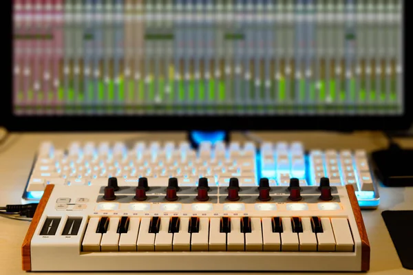 Midi Keyboard Audio Signaalniveau Scherm Muziekproductie Thuisstudio Concept — Stockfoto
