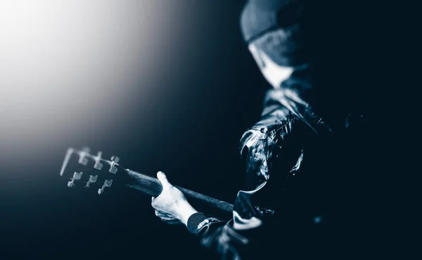Parte Trás Asiático Músico Masculino Tocando Guitarra Palco — Fotografia de Stock