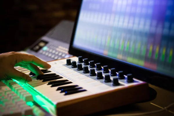 Manos Del Compositor Tocando Teclado Midi Para Grabar Canción Ordenador —  Fotos de Stock