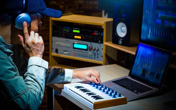 Asiatischer Männlicher Musikproduzent Komponiert Einen Song Digitalen Tonstudio — Stockfoto
