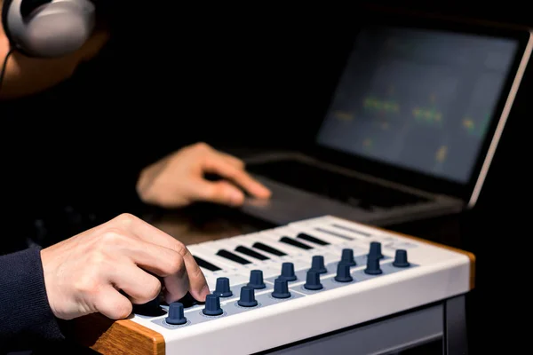 Electronic Dance Music Играет Песню Синтезаторе Миди Клавиатуры Ноутбуке — стоковое фото