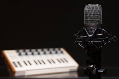 mikrofon müzik klavye arka plan üzerinde