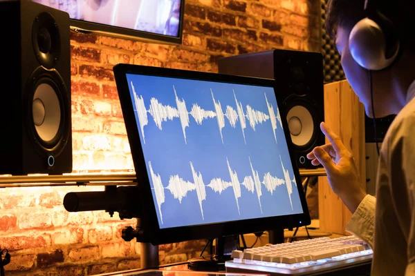 Killen Gillar Att Lyssna Musik Från Datorn Vardagsrummet Eller Ljudstudio — Stockfoto