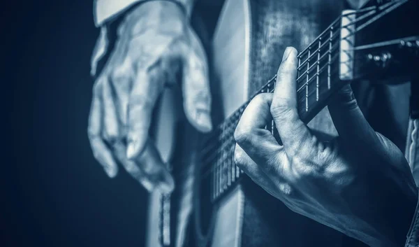 Männliche Musikerhand Spielt Akustikgitarre — Stockfoto