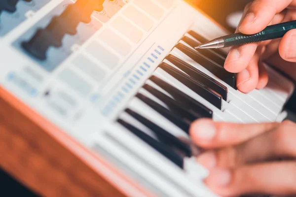 Låtskrivare Som Spelar Keyboard Med Penna Hand Låt Skrivande Koncept — Stockfoto