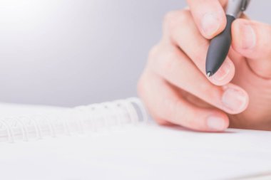 defter üzerinde yazma kalemi ile erkek eller yukarı yakın