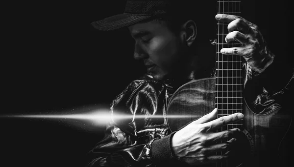 Zwart Wit Portret Van Aziatische Knappe Mannelijke Musicus Die Zich — Stockfoto