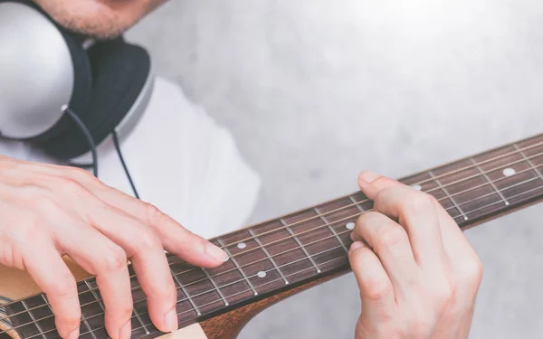 Masculino Músico Mãos Tocando Guitarra Acústica — Fotografia de Stock