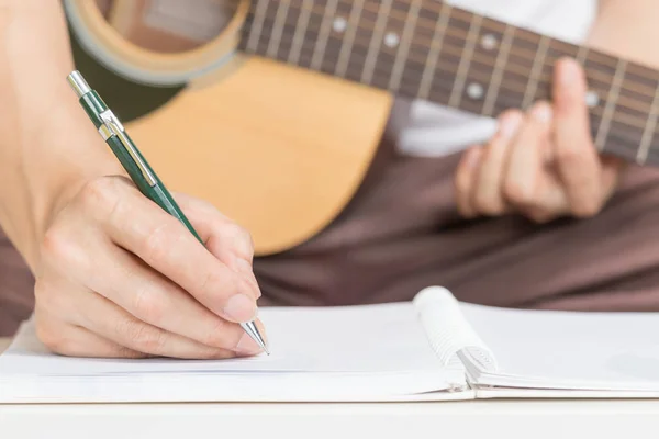 Erkek Söz Yazarı Akustik Gitar Çalarken Kağıt Üzerinde Bir Şarkı — Stok fotoğraf