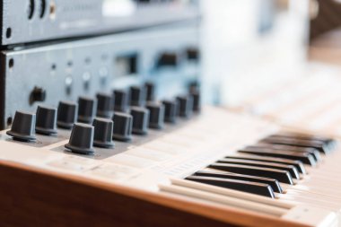 MIDI klavye synthesizer ve ses modülü. ev kayıt stüdyosu donanımları, alan sığ bölümü. müzik arka plan