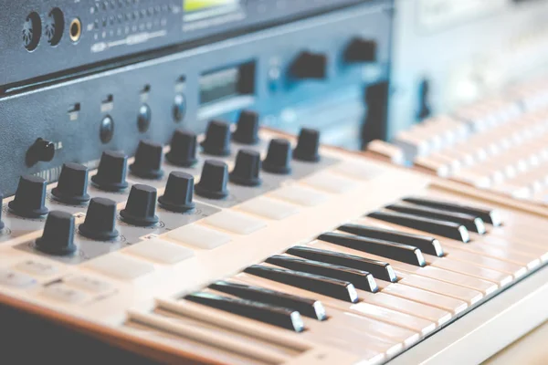 Midi 键盘合成器和声音模块 家庭录音室设备 浅部领域 音乐背景 — 图库照片