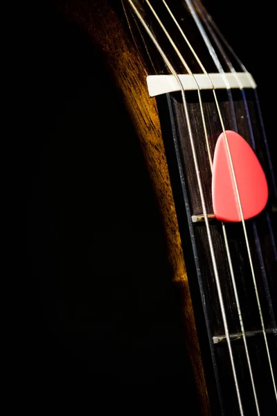 Piccone Rosa Sul Collo Della Chitarra Sfondo Musicale — Foto Stock