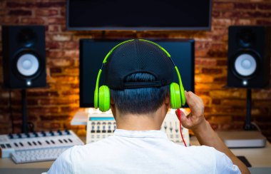 Erkek Asya müzik yapımcısı dinleme şarkıda geri ev kayıt stüdyosu
