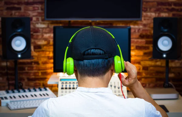 Espalda Macho Asiático Productor Música Escuchar Canción Casa Grabación Estudio —  Fotos de Stock