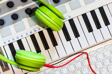 yeşil kulaklık müzik konsepti için klavye üzerinde