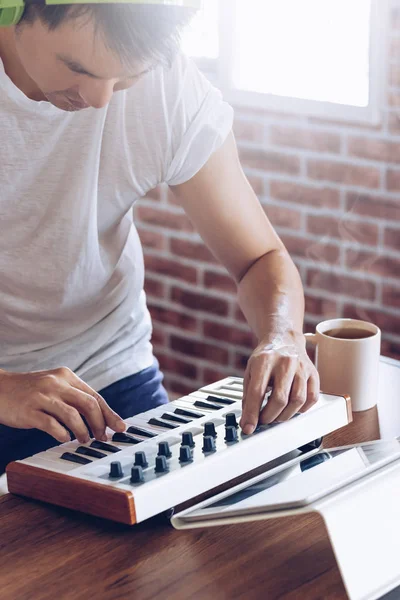 Joven Compositor Asiático Haciendo Música Estudio Dormitorio Hombre Disfrutar Tocar —  Fotos de Stock