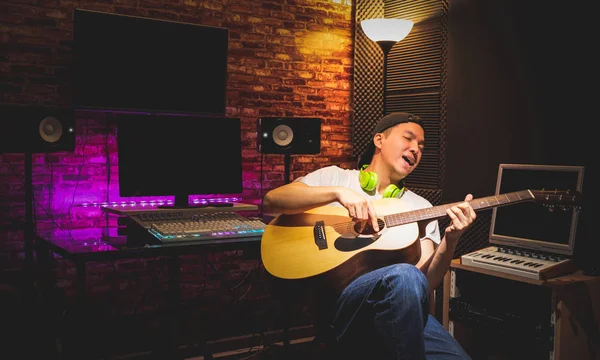 Asiático Joven Macho Artista Disfrutar Cantando Jugando Acústica Guitarra Casa —  Fotos de Stock