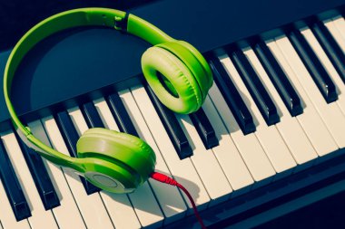 piyano tuşları, müzik arka plan üzerinde yeşil kulaklık