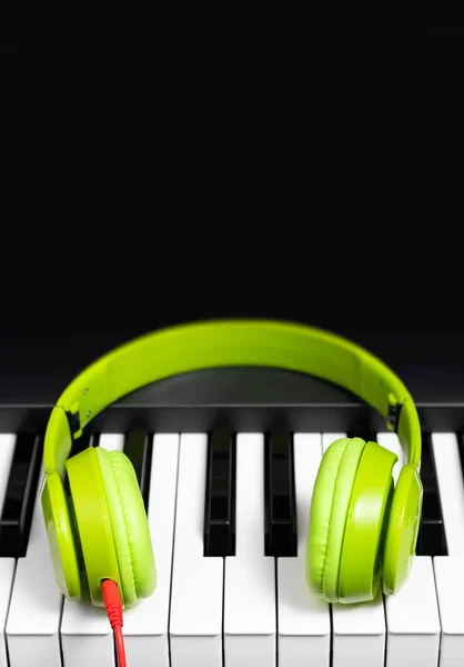 Fone Ouvido Verde Teclas Piano Fundo Música — Fotografia de Stock
