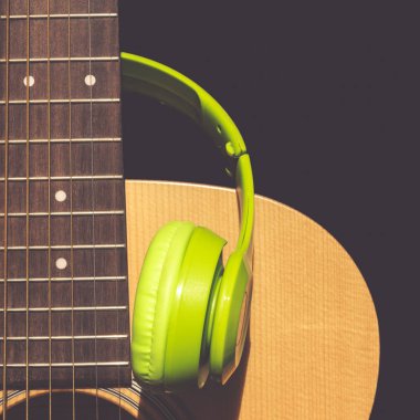 Akustik gitar yeşil kulaklık