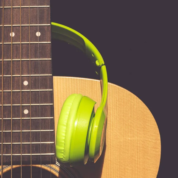 Зелені Навушники Акустичній Гітарі — стокове фото