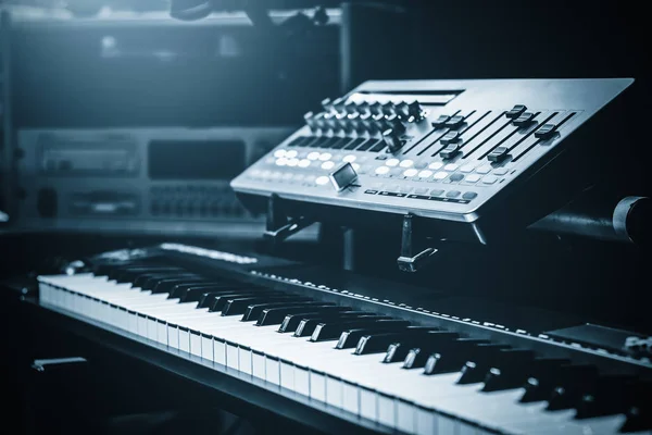 スタジオ ライブの設定サウンド モジュールやコントロール サーフェス エレク トリック ピアノ — ストック写真