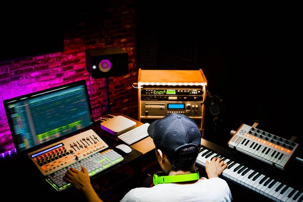 Espalda Productor Asiático Masculino Trabajando Estudio Diseño Sonido Música Partitura —  Fotos de Stock