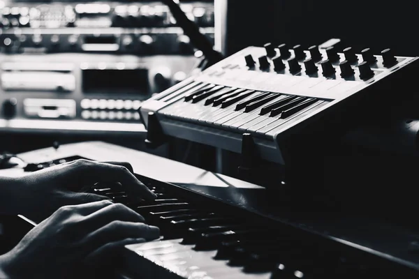 Mãos Músico Masculino Tocando Piano Preto Branco Fundo Música — Fotografia de Stock