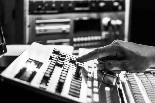 男性生产商 手指调整混合控制表面在录音 广播电台 黑和白色 — 图库照片