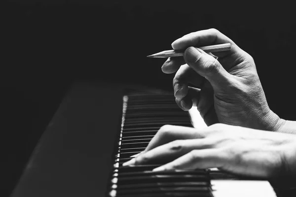 Mannelijke Songwriter Handen Componeren Van Een Lied Piano Zwart Wit — Stockfoto