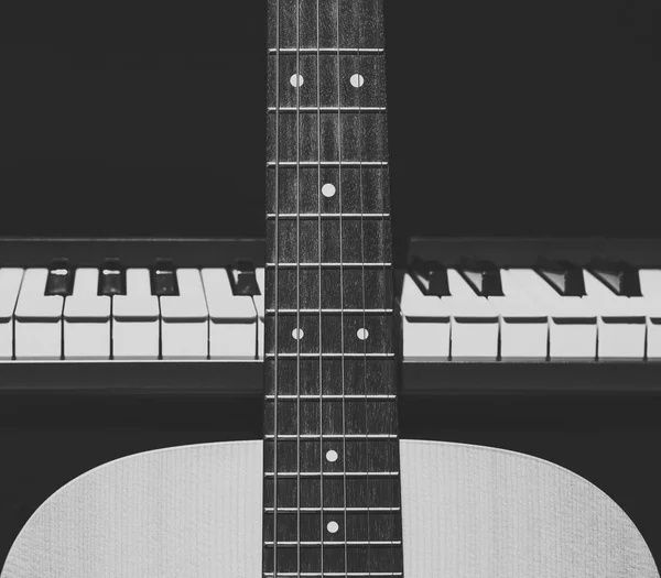Akustik Gitar Piyano Arka Plan Üzerinde Müzik Konsepti — Stok fotoğraf