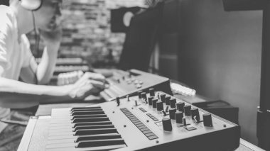 Asyalı erkek besteci müzik ev stüdyosunda yapma