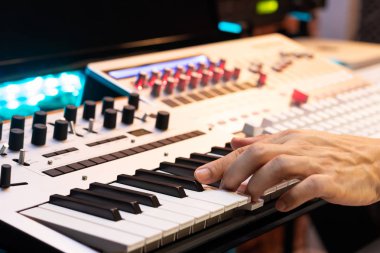 MIDI klavye synthesizer sonrası üretim stüdyo kayıt için oynamaya yapımcı eller