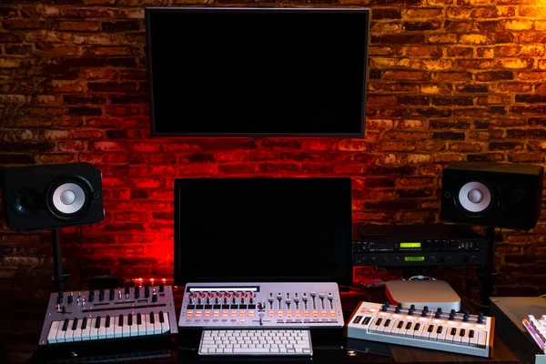 家庭工作室 用于后期制作 声音设计 音乐制作电影和电影工业电影得分的音响演播室中的 Midi 键盘合成器 计算机和数字录音设备 — 图库照片