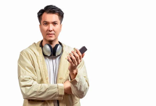 Asiático Bonito Homem Uso Smartphone Para Ouvir Música Isolado Branco — Fotografia de Stock