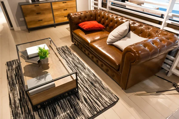 Brązowy Elegancki Skórzany Sofa Salonie — Zdjęcie stockowe