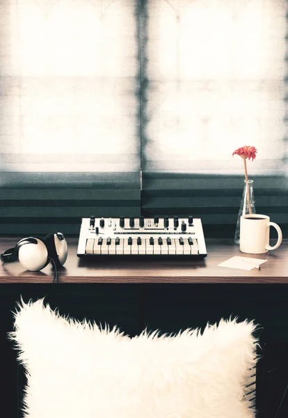 Analoge Synthesizer Hoofdtelefoon Blanco Papier Houten Tafel Ochtend Muziek Song — Stockfoto