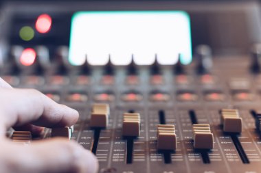 ses mühendisi el ses kayıt stüdyosu konsol karıştırma üzerinde çalışıyor. müzik prodüksiyon, yayın kavramı