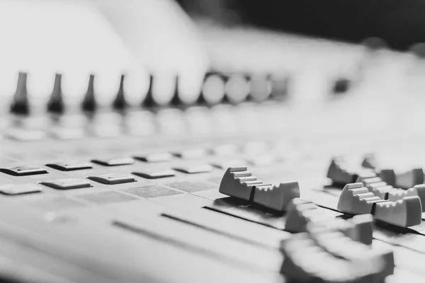 Misturando Console Fader Preto Branco Produção Musical Gravação Conceito Radiodifusão — Fotografia de Stock
