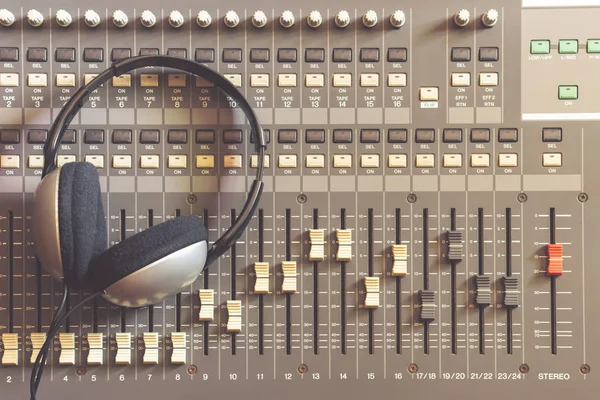 Casque Sur Console Mixage — Photo