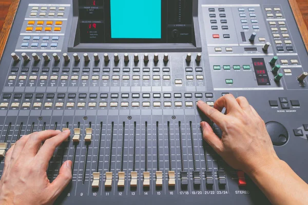 サウンド エンジニアの手がサウンドのミキシング コンソールのレコーディング スタジオでの作業します 音楽制作 放送の概念 — ストック写真