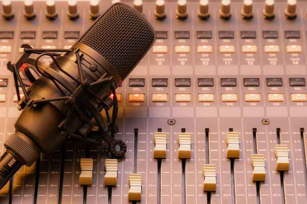 конденсатор микрофон на звуковой микшерной консоли. запись, концепция вещания
