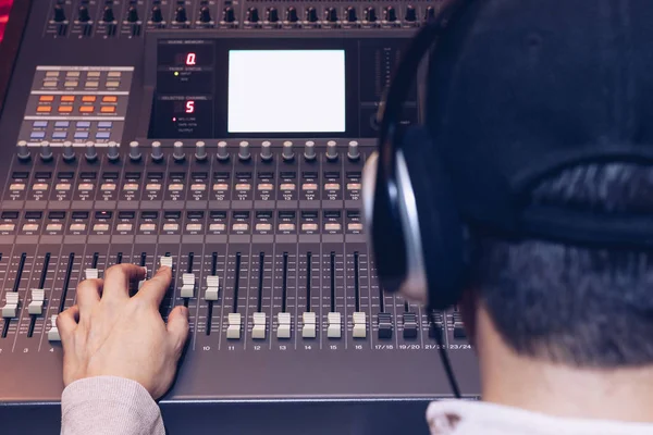 Baksidan Manlig Ljudtekniker Hand Arbetar Audio Mixerbord Inspelning Redigering Sänder — Stockfoto