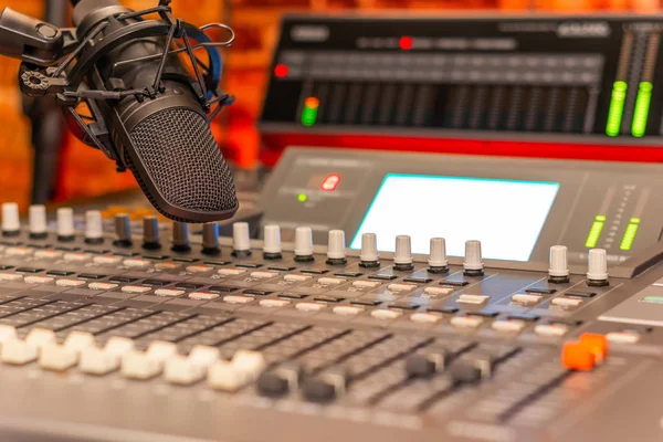 Microphone Audio Mixing Console Broadcasting Recording Editing Studio — Stock Photo, Image