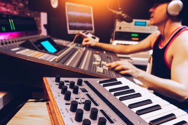 Asyalı erkek şarkıcı, yapımcı, dj karıştırma kayıt, düzenleme, yayın studio bir şarkı. müzik üretim kavramı