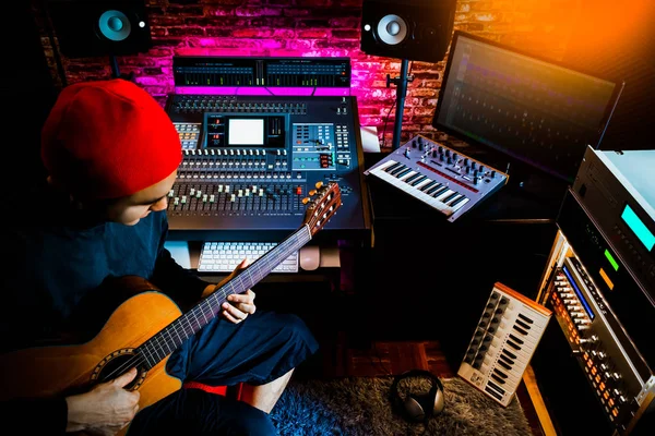 アジアの男性ミュージシャンのホーム スタジオでアコースティック ギター トラックを記録 — ストック写真