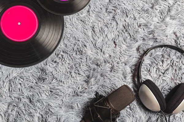 gri halı üzerinde kulaklık, mikrofon ve vinil kaydı. müzik arka plan