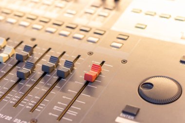 ses karıştırma konsol ses geçişi ayar düğmesi. müzik prodüksiyon, post prodüksiyon, kavram kayıt
