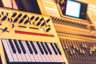 klavye synthesizer ve dijital ses karıştırma konsol